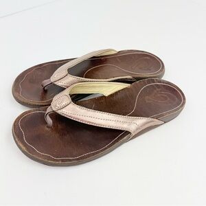 Olukai KUMU Brown Leather Metallic Rose Gold Strap Thong Toe Flip Flop Sandals